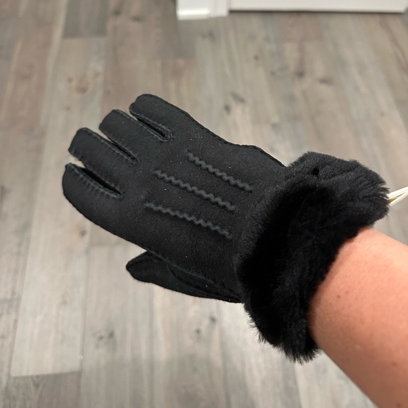 🧤 Ugg🧤Exposed Sheepskin Glove Black Woman Medium NWT - Picture 6 of 6
